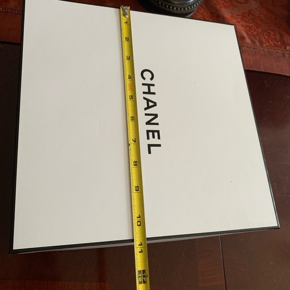 - Large Chanel box - Picture 3 of 7